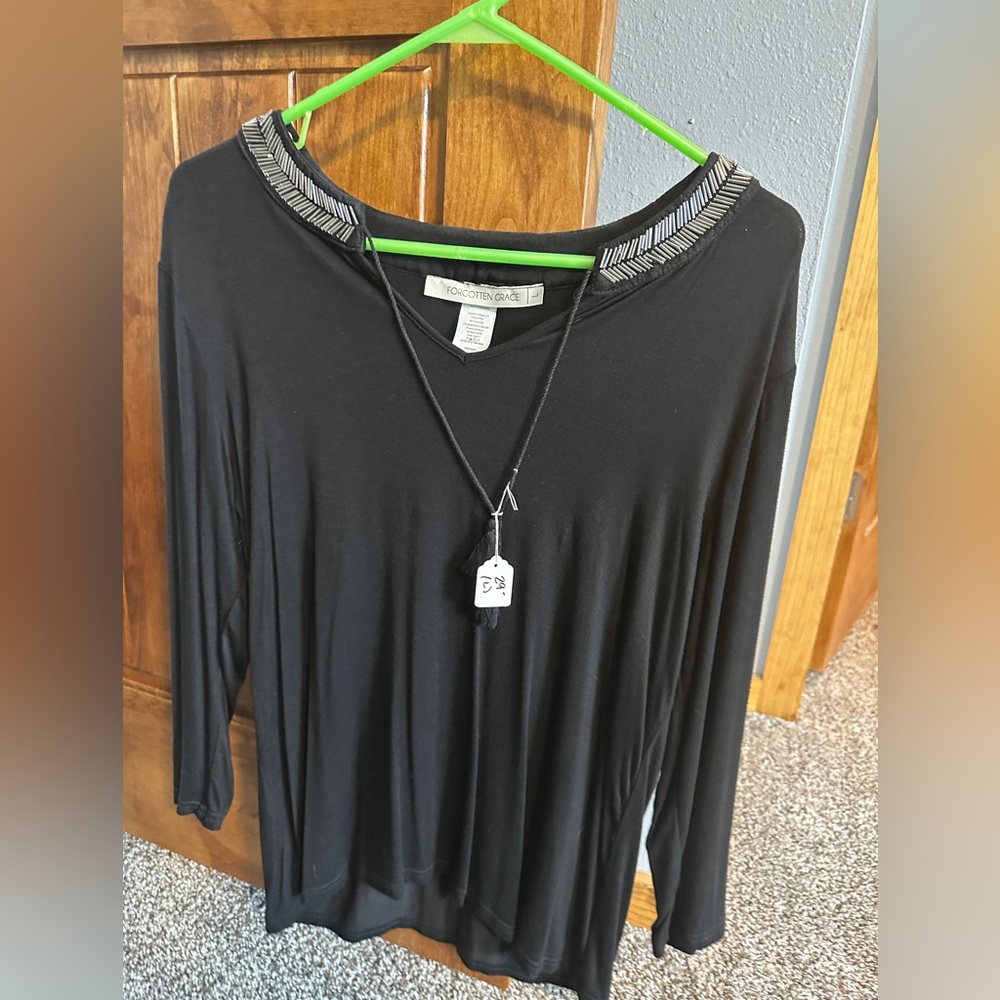 🆕 NWT!!! Women’s black shirt. Size large.